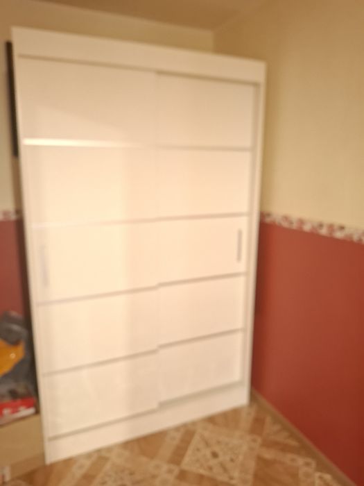 Szafa z przesuwnymi drzwiami