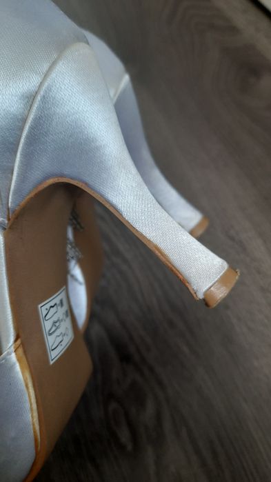 Nowe ślubne buty na obcasie satynowe 36