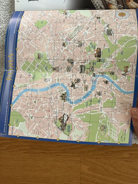 Livro de Roma com descrição da cidade