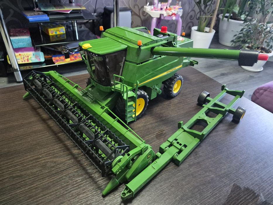 Іграшка Bruder комбайн John Deere T670i (02132)