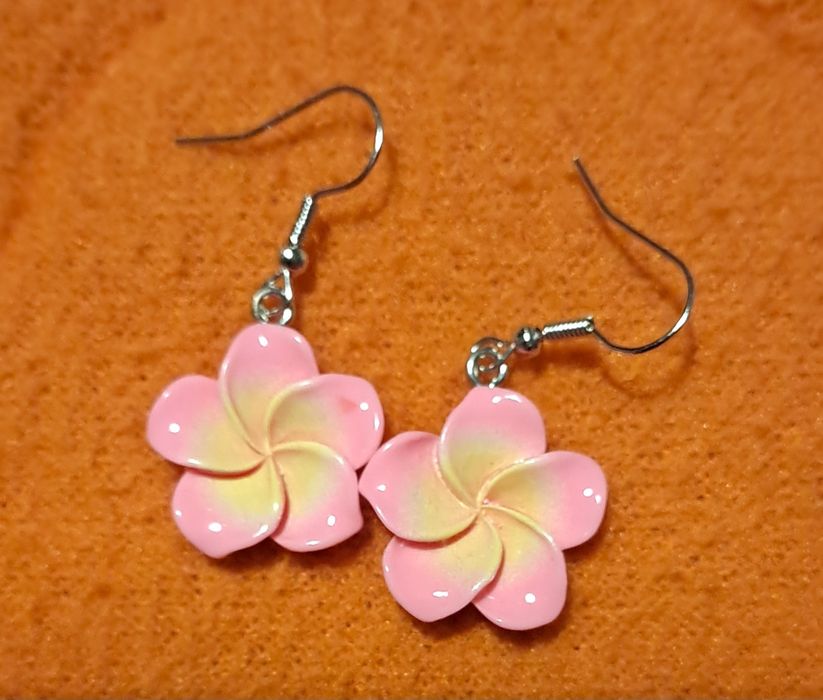 Brincos Flor de Plumeria – Um Toque de Doçura e Rosa