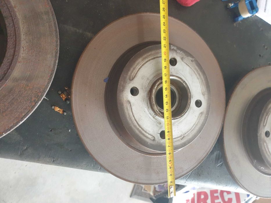 Pneu com Jante 195/ 65R 15 e discos de travão.