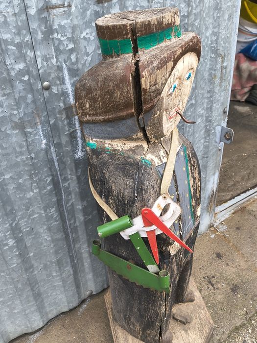 Zabytkowa rzeźba drwal