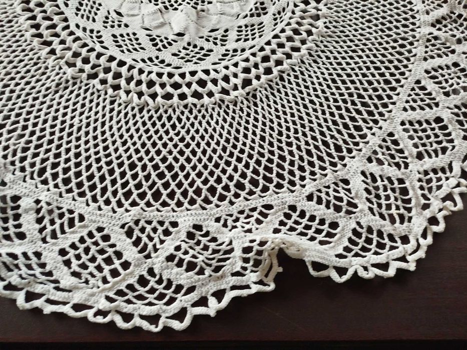 Toalha para mesa redonda em crochê feito a mão