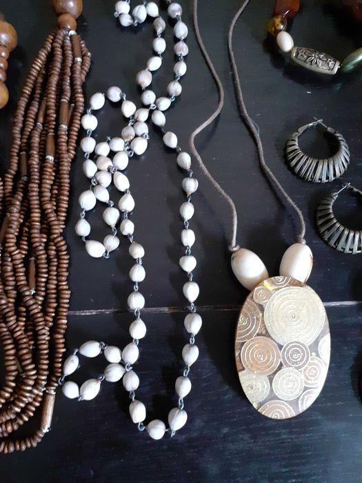 Lote conjunto de bijuteria africana, étnica,  tons terra 27 peças