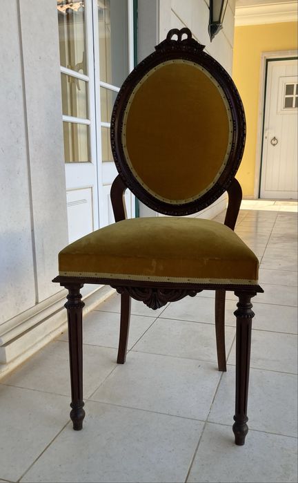 Cadeira de madeira e veludo- como nova