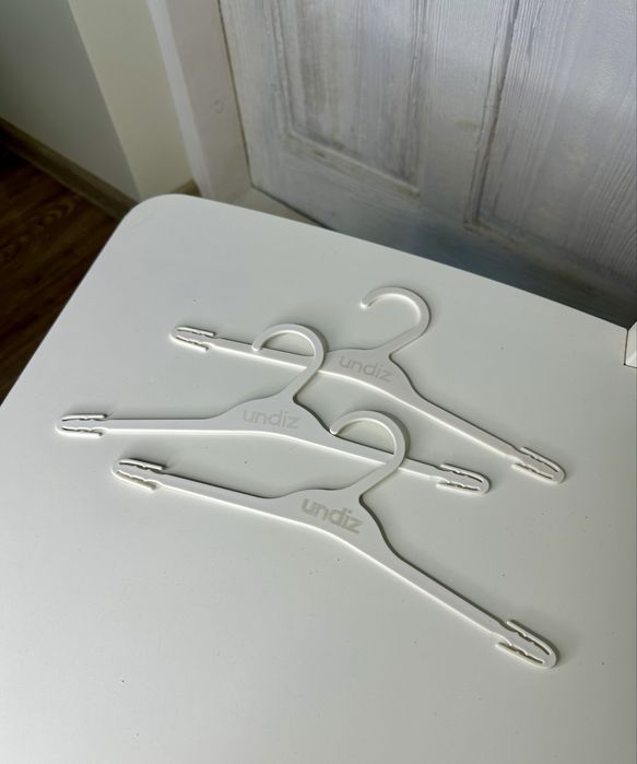Plastikowe wieszaki Undiz komplet 3 szt. na bieliznę topy