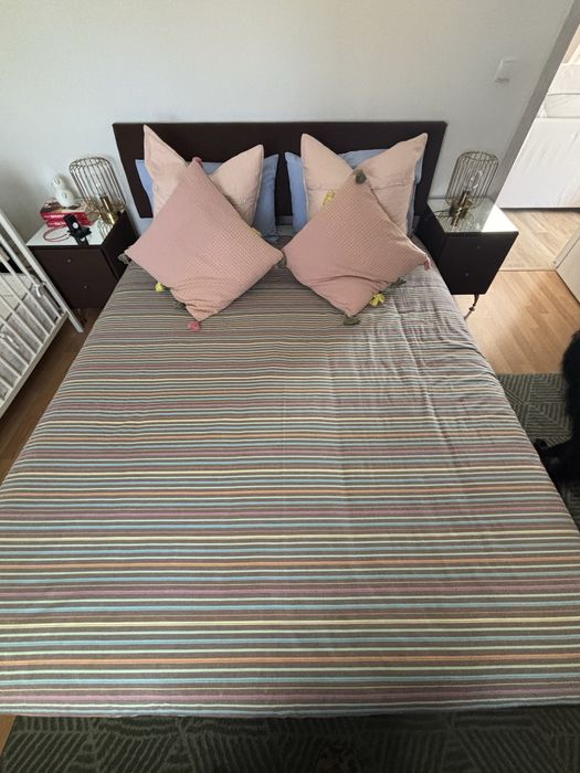 Cama grande com colchão