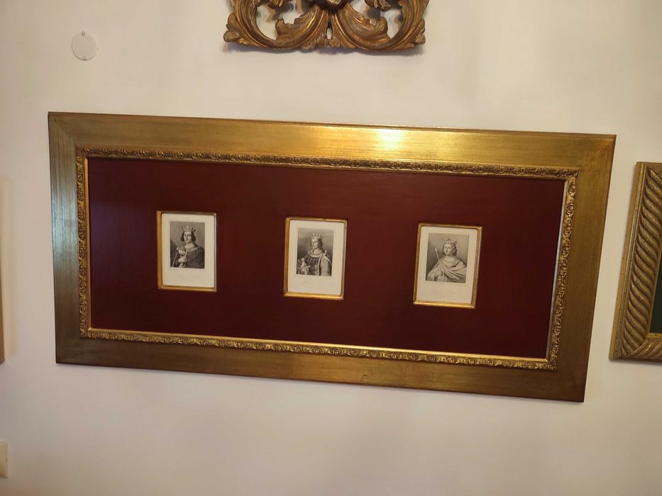 Quadro dourado em folha de ouro  passapartout grená