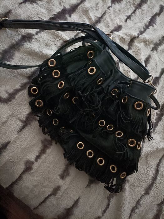 Czarna torebka z frędzlami i ozdobami
