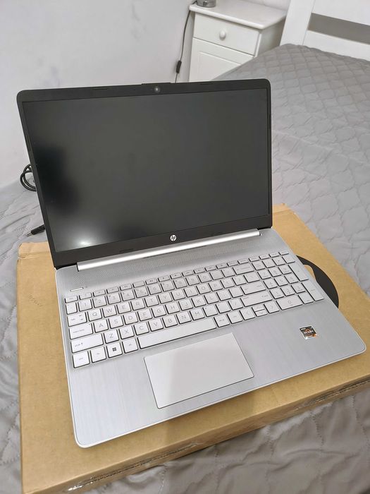 Jak nowy laptop HP 15.6" AMD Ryzen 5300U 4x3,8GHz/16GB/512GB Oryginalny Windows 11 super stan fabryczy komplet