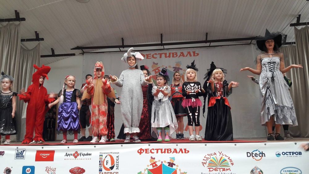 Продам карнавальні костюми всі разом