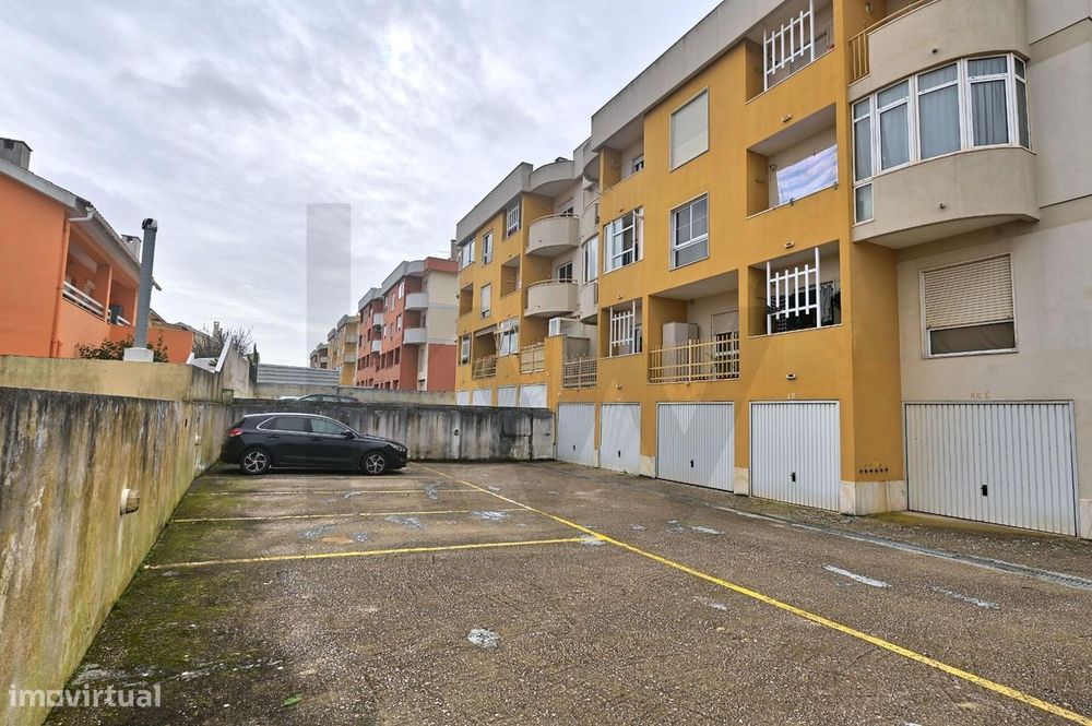 Apartamento T2 com Garagem Box, Estacionamento e Arrecadação –  São Do
