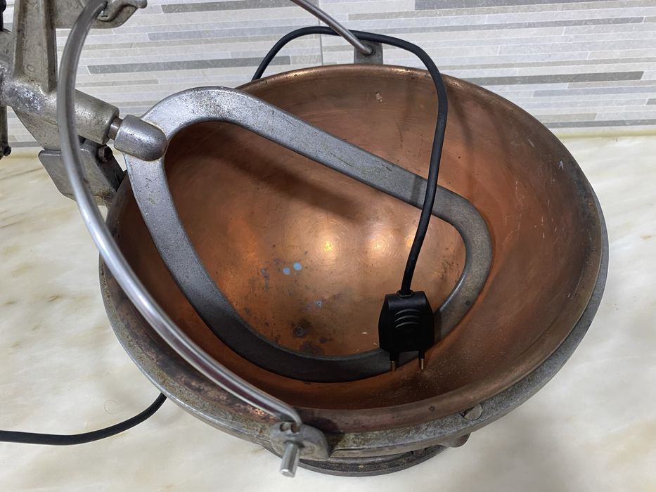Maquina antiga de cozinha com taça de cobre