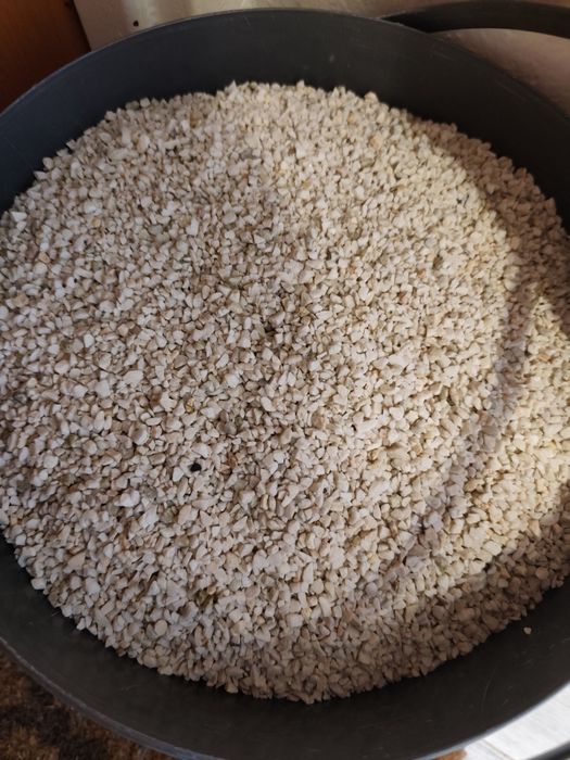 Biało-kremowy żwirek do akwarium 2-4 mm