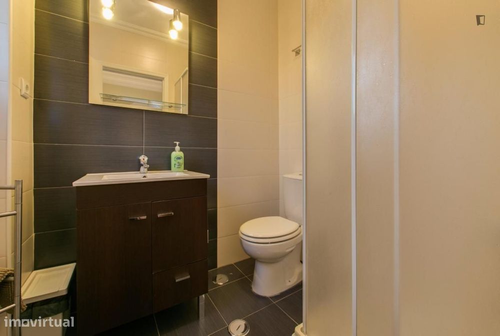 Quarto - localizado em Roma-Areeiro Lisbon