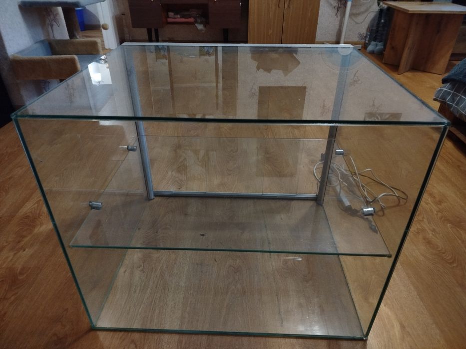 Вітрина скляна, Куб