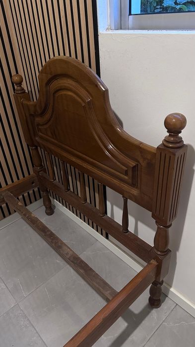 Cama de solteiro em madeira maciça