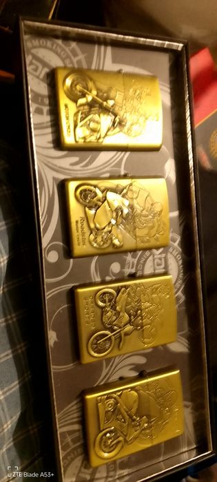 isqueiros tipo Zippo novos e em caixa de 4 unidades