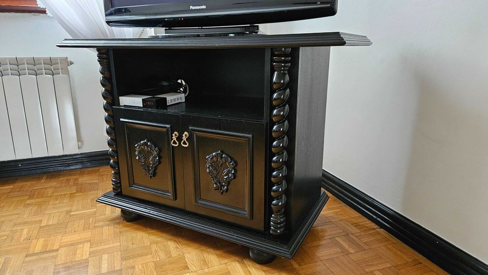 Zestaw mebli drewnianych