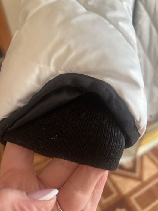 Продам женский пуховик, очень теплый с капюшоном.