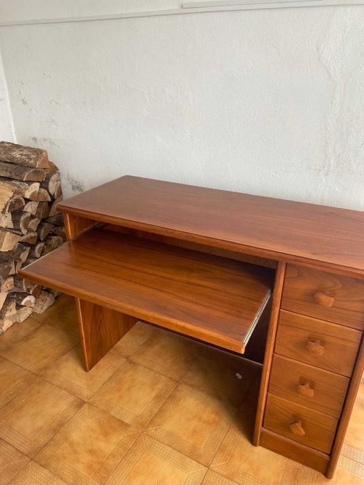 Secretária de madeira sólida com gavetas