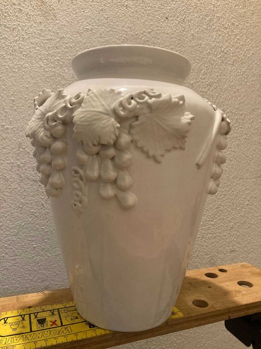 Vários objetos em porcelana decorativa