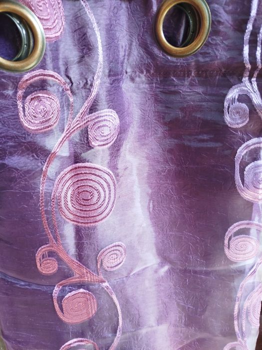 Conjunto de duas cortinas  e duas forras de almofadas.