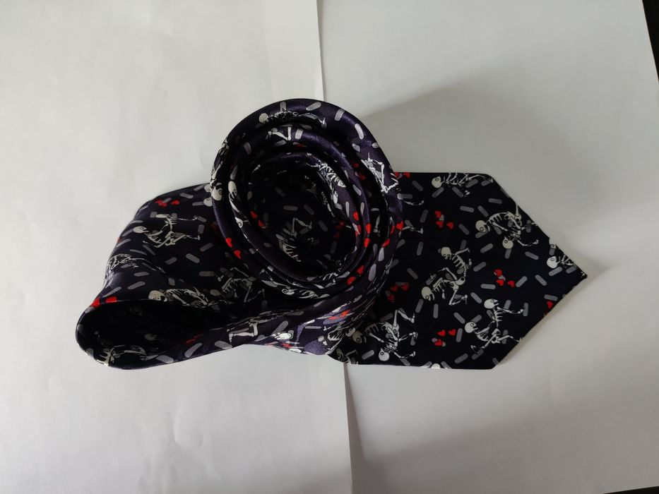 Краватка зі скелетом прикол