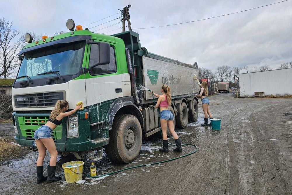 Usługi Koparkoładowarką Kompleksowe prace ziemne.