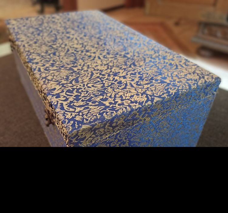 Caixa chinesa em madeira forrada a seda no exterior.