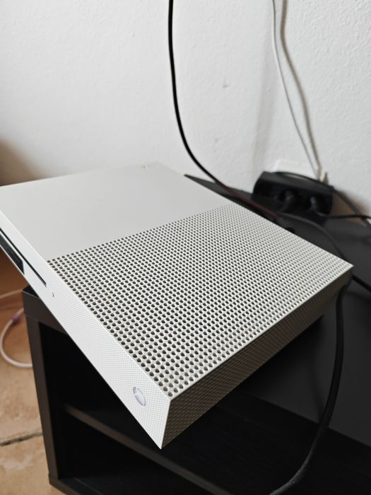 Xbox one S 1TB - com dois comandos