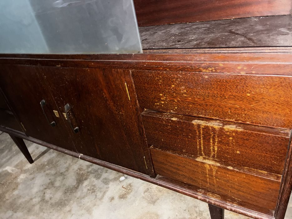 Móvel de Sala com Vitrine de Vidro e Arrumação