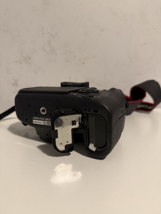 Продам Canon EOS 6D Mark II + обʼєктив EF 50mm f/1.4 USM