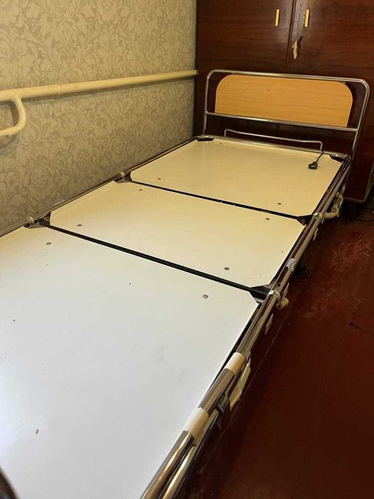 Медичне ліжко з пультом керування