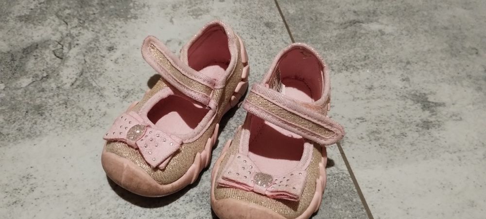Buty dla dziewczynki r19 (dł.wkładki 12cm)