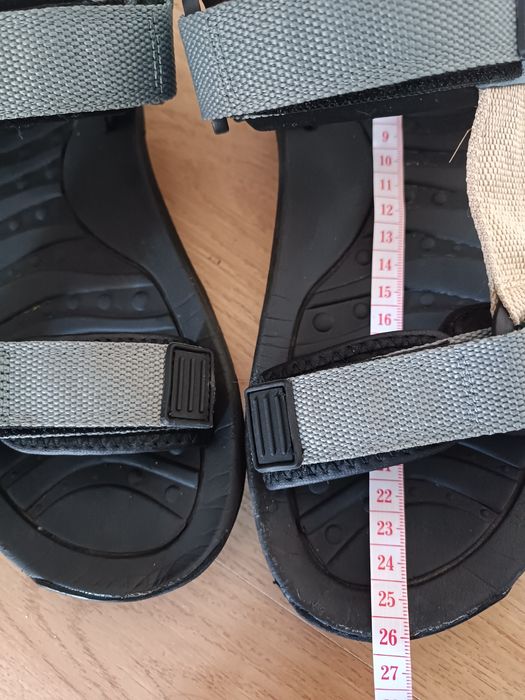 Szare sandały marki Hi-Tec.