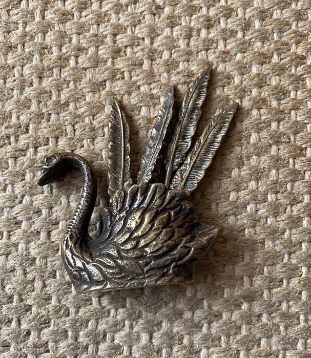Cisne com plumas para cocktail em metal vintage