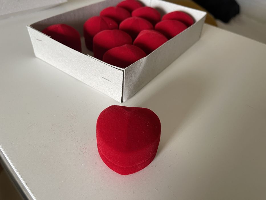 Caixa para anel etc. em formato coração vermelho