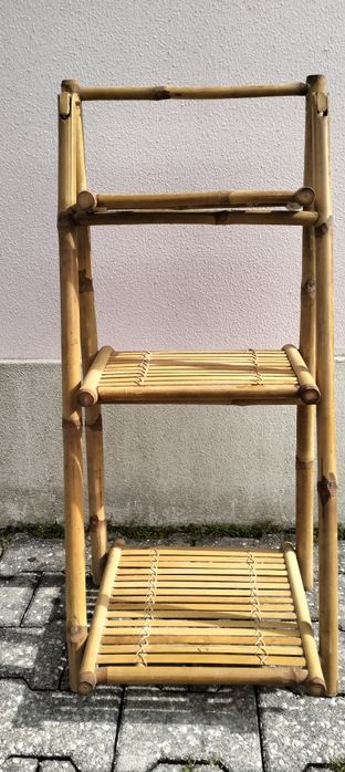 Estante de prateleiras em bambu