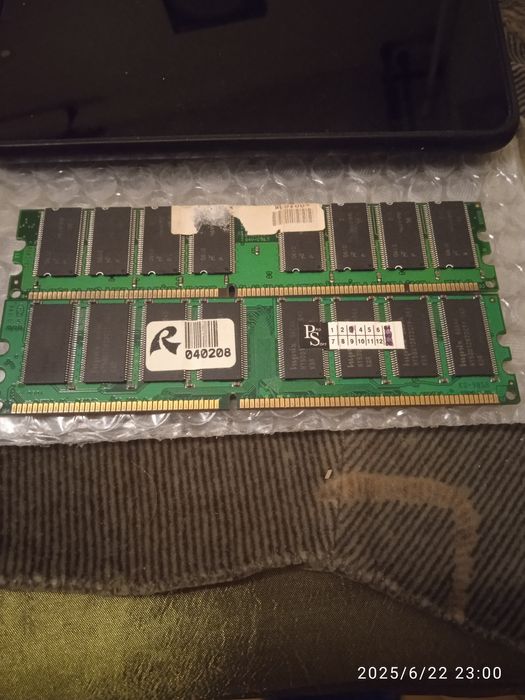 Планки памяти DDR-400.