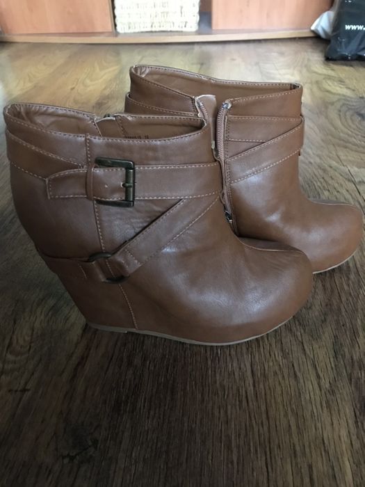 Buty na koturnach.