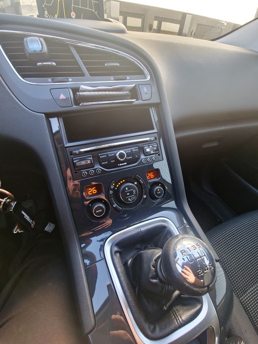 Carrinha de 7 lugares Peugeot 5008 1.6 Blue HDI Style