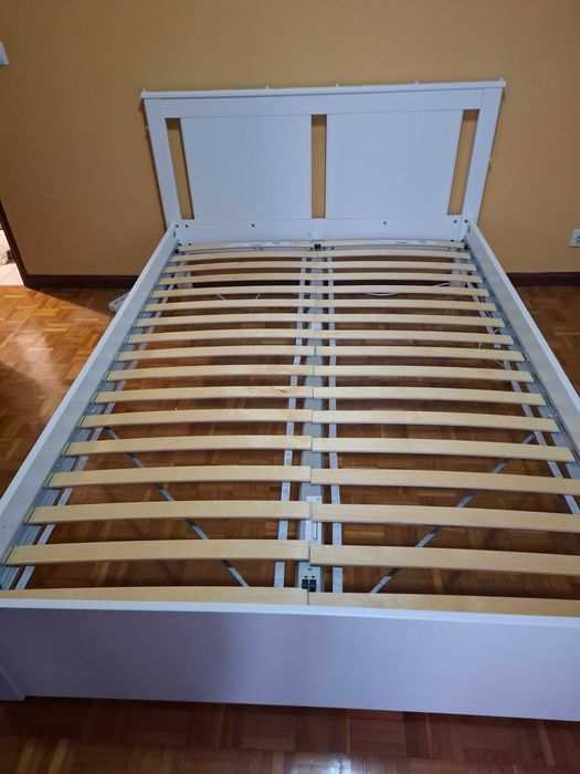 Cama casal com mesa de cabeceira s/colchão