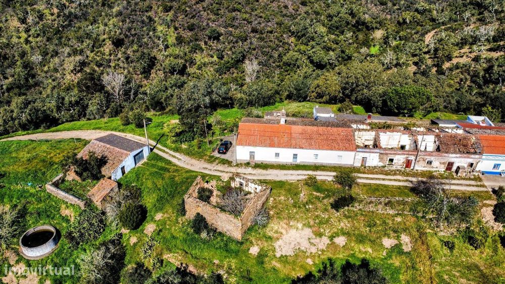 Monte Pé de Boi com 2 moradias e 8 lotes rústicos com 417318m2 - São B