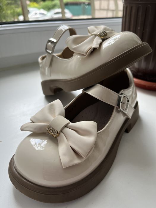 Лакові бежеві туфлі для дівчинки