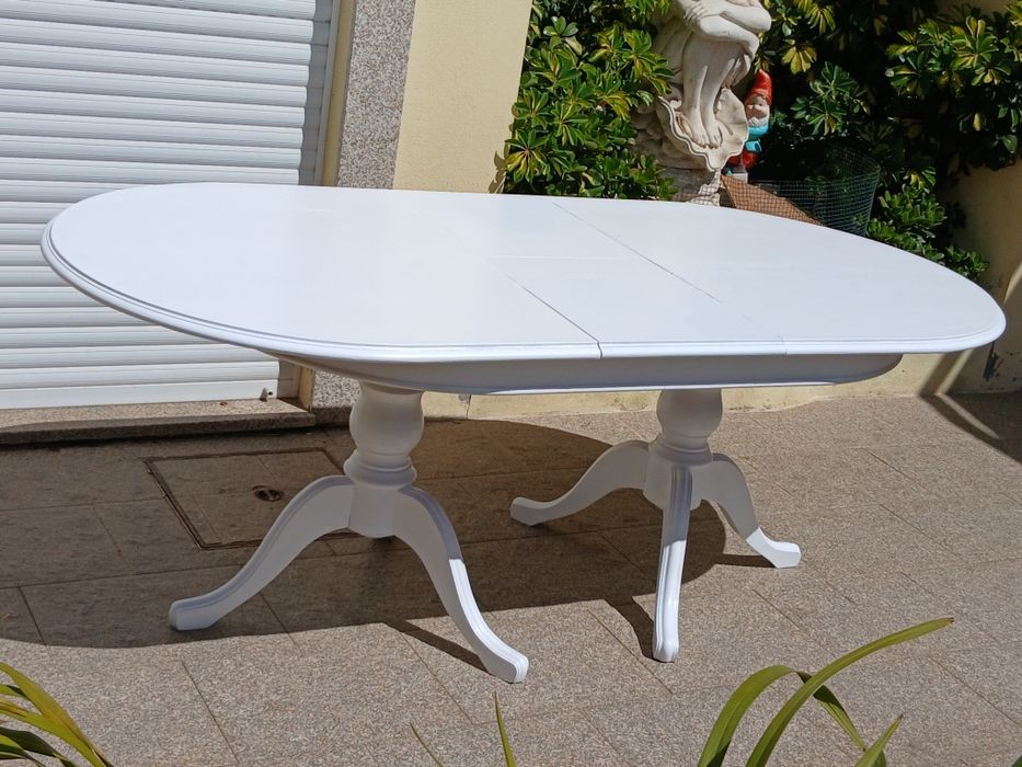 Vendo MESA de JANTAR GRANDE e EXTENSÍVEL em madeira maciça. Possibilidade de entrega