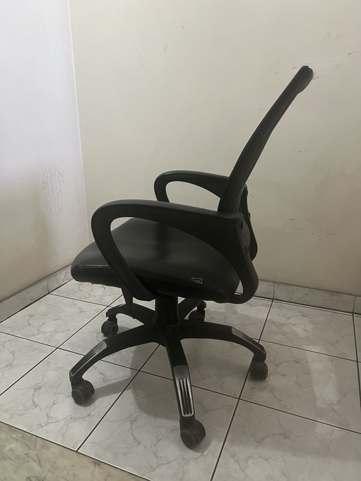 Cadeira giratória de escritório em ótimo estado