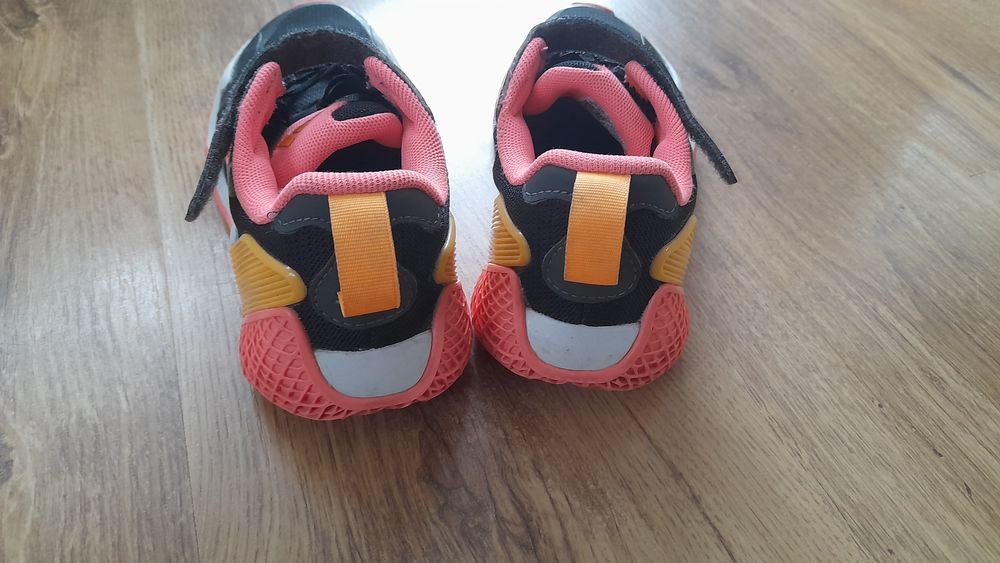 Buty adidas dla dziewczynki. Rozmiar podany na zdjęciu