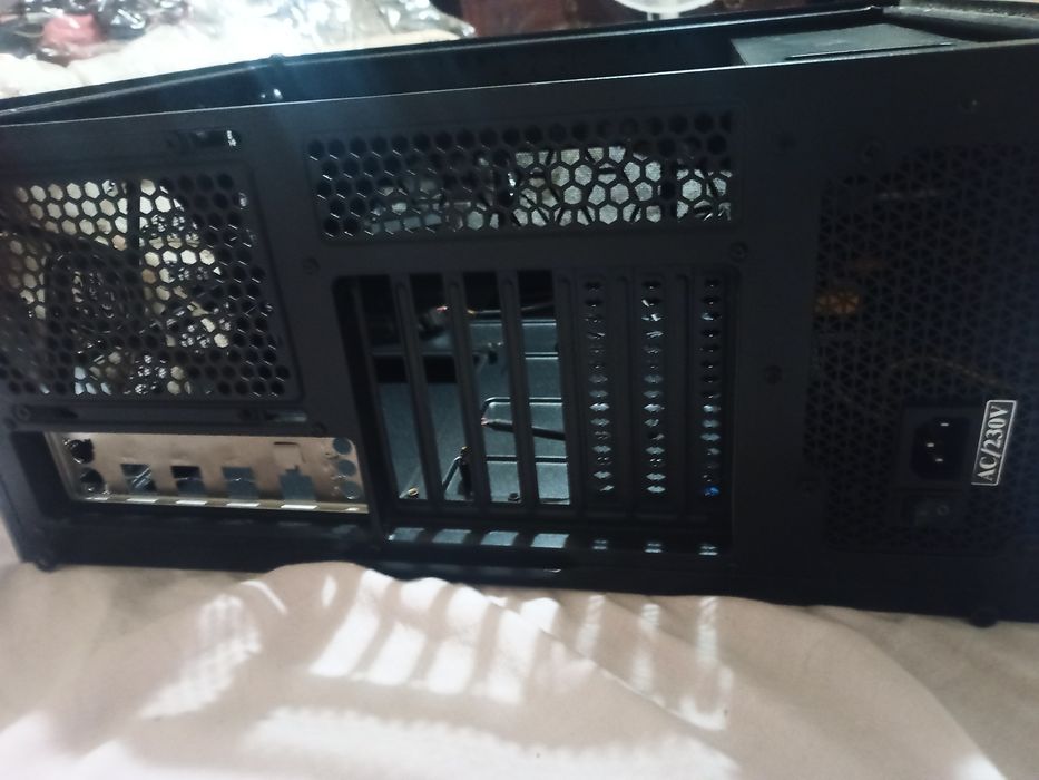 Caixa de pc MSI gaming com fonte de alimentação 650w